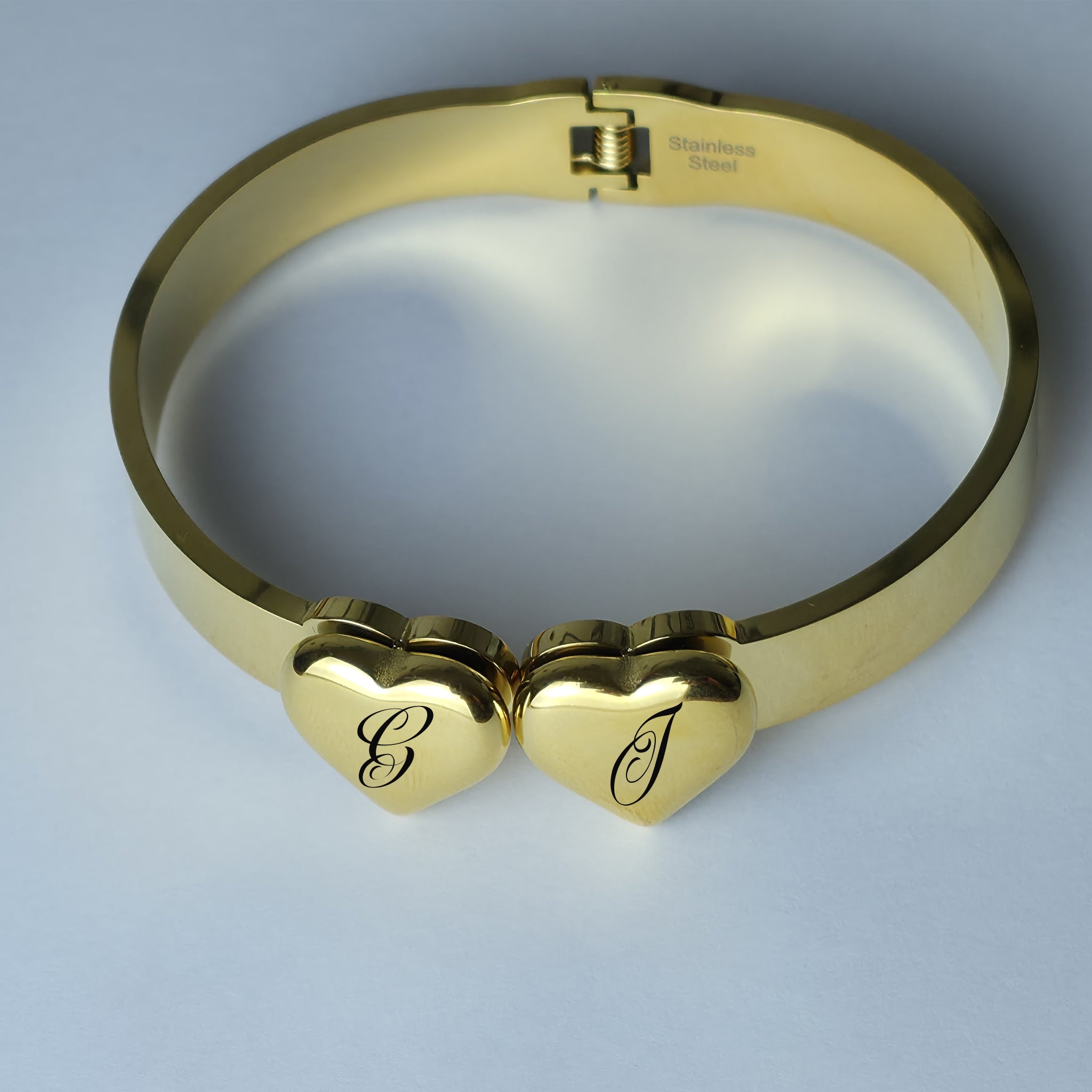 Bracciale Doppio Cuore in Acciaio Inossidabile con Iniziali Incise a Laser 💖