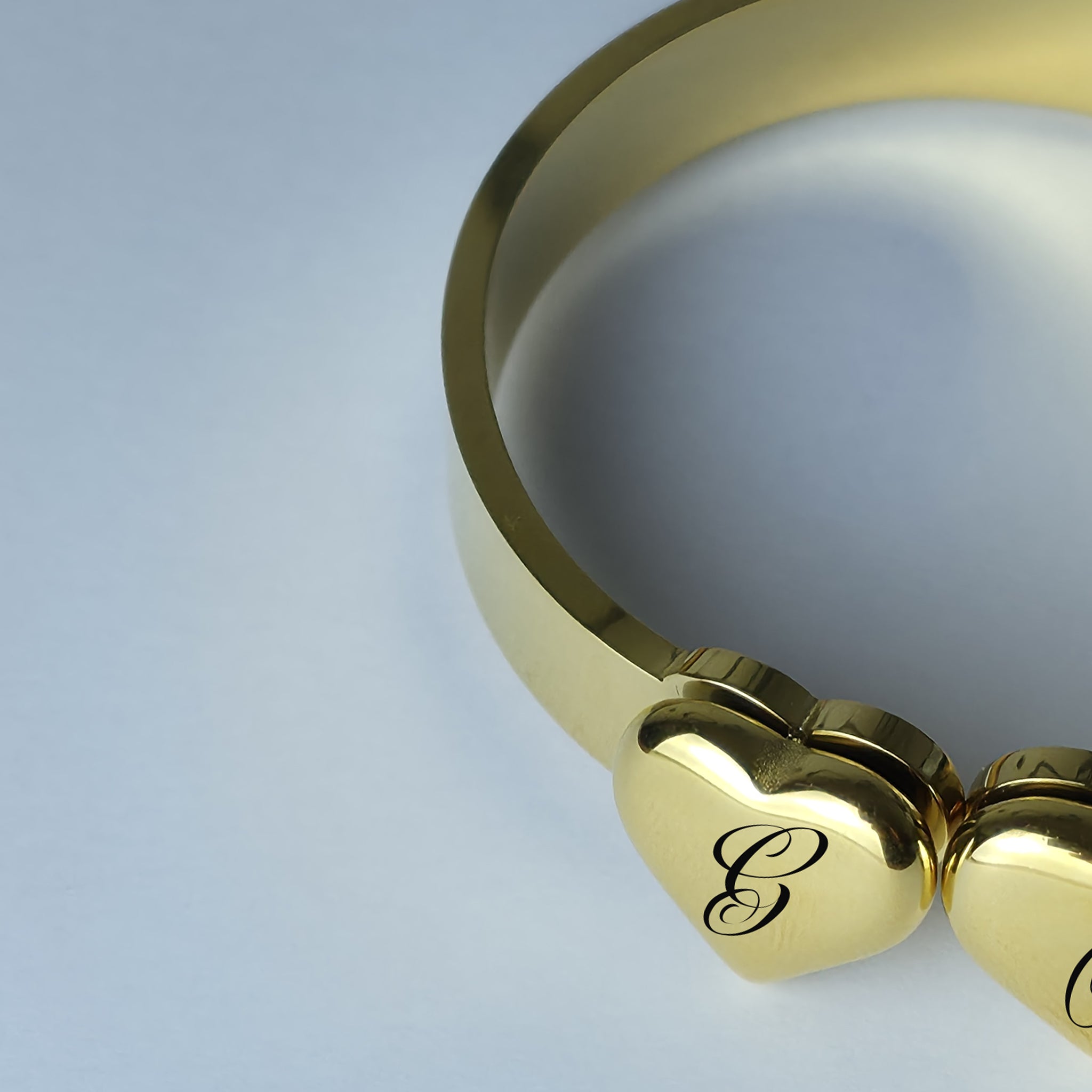 Bracciale Doppio Cuore in Acciaio Inossidabile con Iniziali Incise a Laser 💖