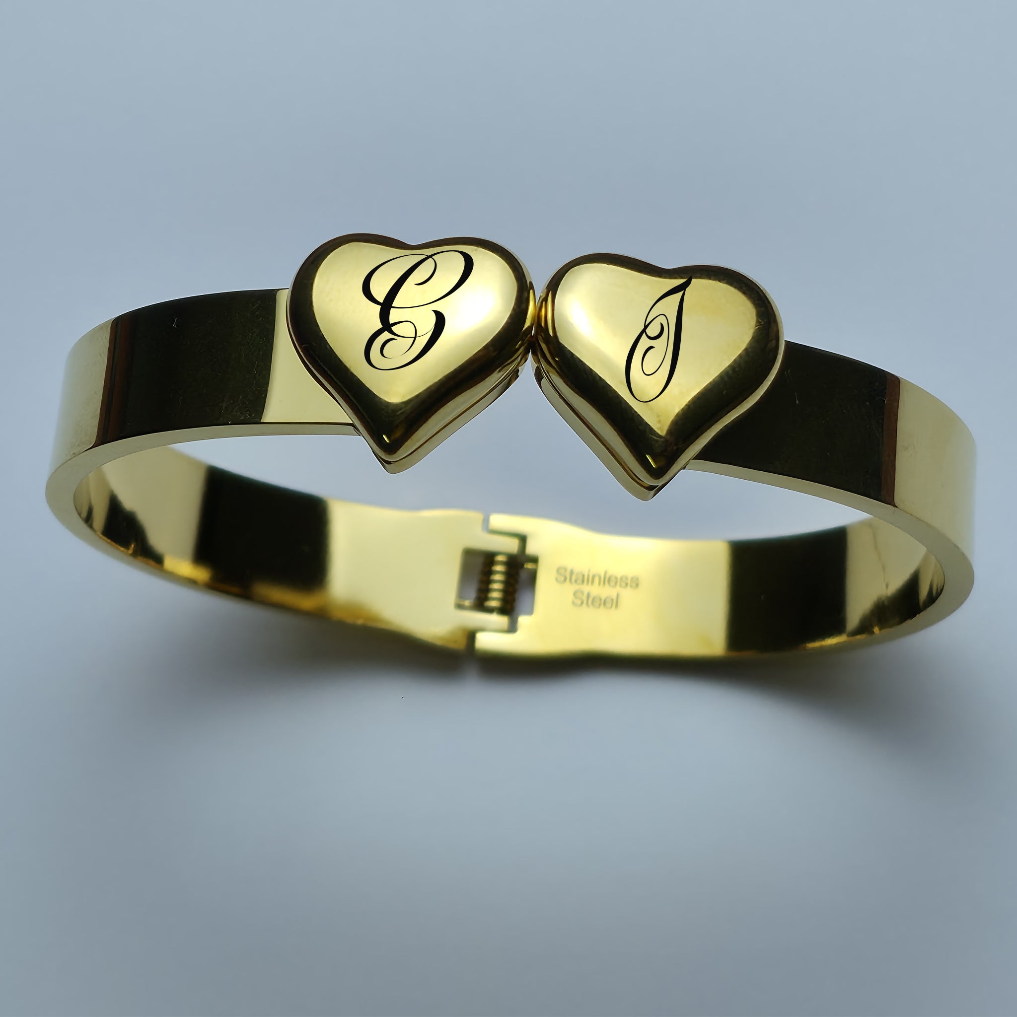 Bracciale Doppio Cuore in Acciaio Inossidabile con Iniziali Incise a Laser 💖