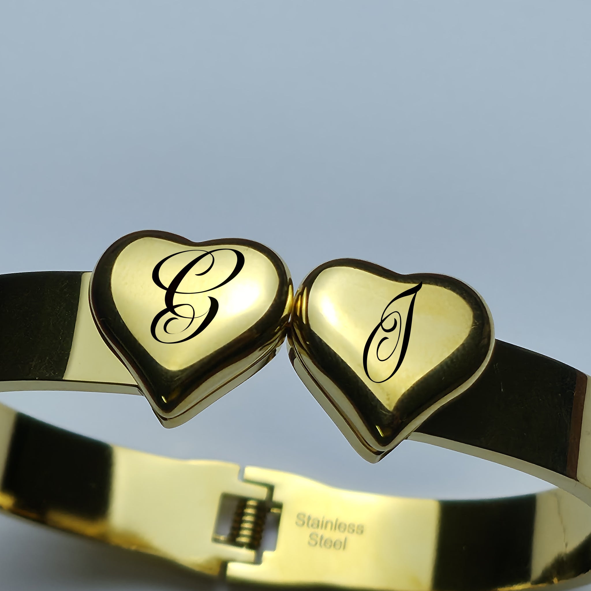 Bracciale Doppio Cuore in Acciaio Inossidabile con Iniziali Incise a Laser 💖